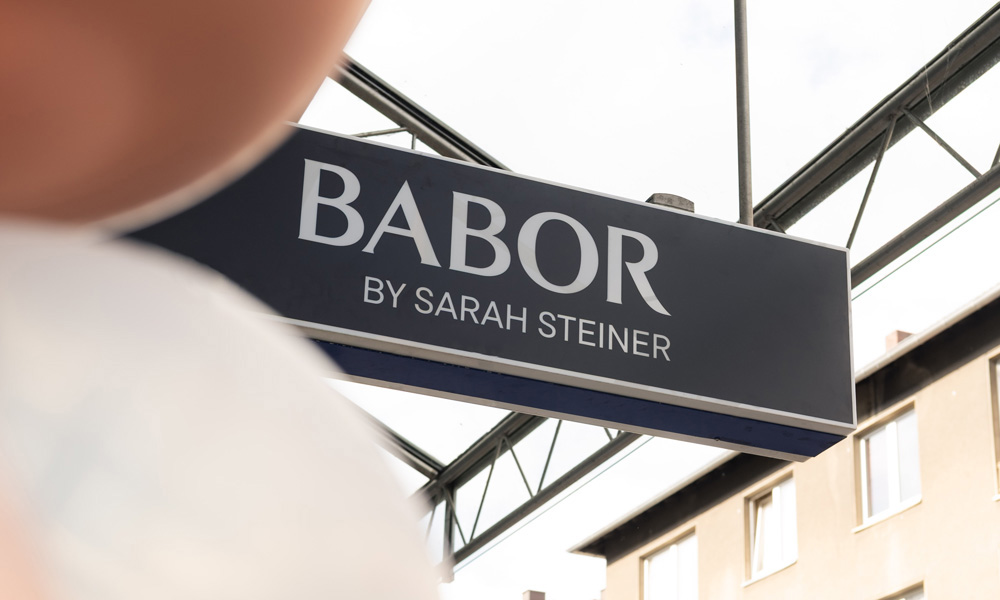 Außenschild „BABOR by Sarah Steiner" am Eingang des Kosmetikstudios