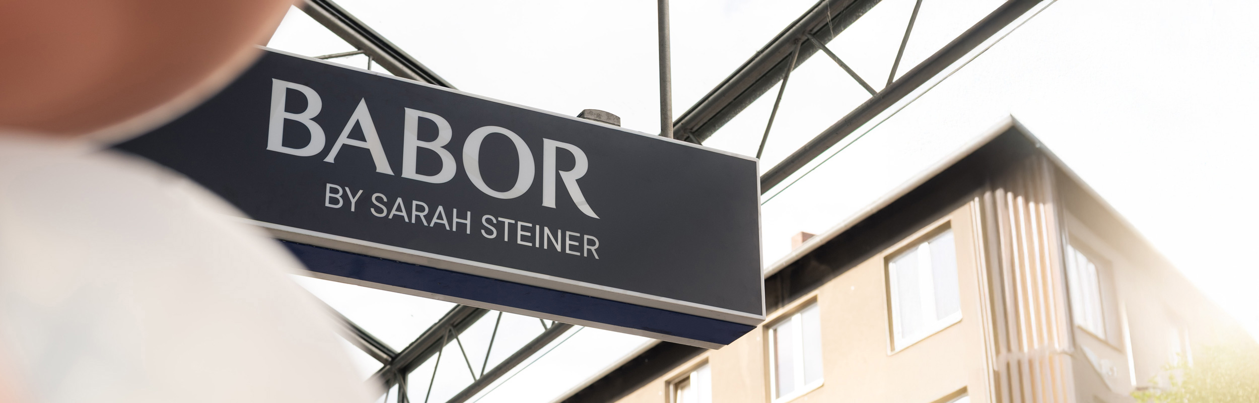 Außenschild „BABOR by Sarah Steiner" am Eingang des Kosmetikstudios