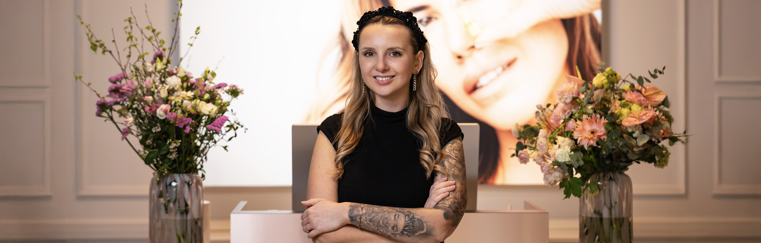 Inhaberin Sarah Steiner im Empfangsbereich ihres BABOR-Kosmetikstudios