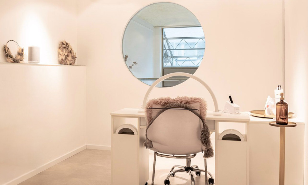 Kosmetik-Arbeitsplatz mit rundem Spiegel im Studio BABOR by Sarah Steiner