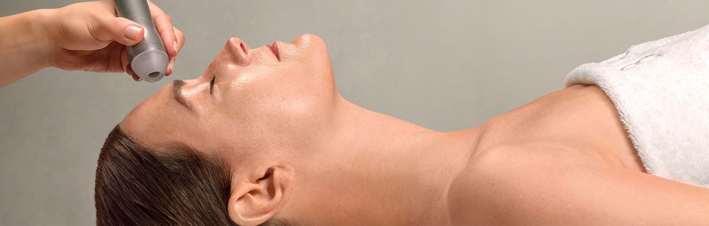 Frau mit geschlossenen Augen bei einer BABOR Tech Behandlung