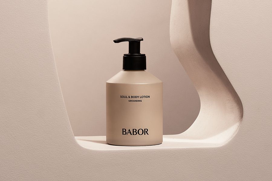 BABOR Soul & Body Lotion mit Pumpspender vor dekorativem beigen Hintergrund