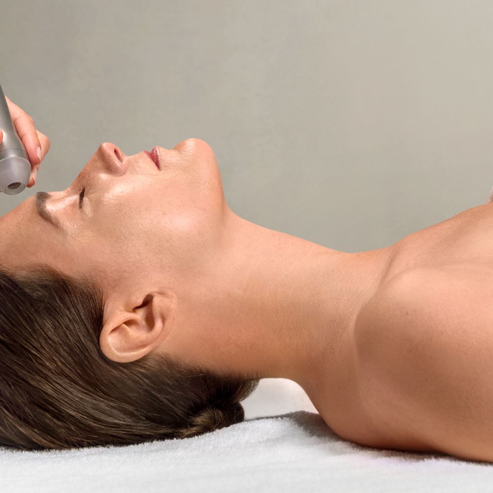 Frau mit geschlossenen Augen bei einer BABOR Tech Behandlung